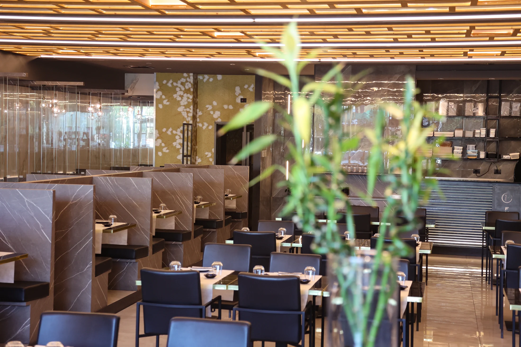 La sala di Fu Sushi, con luci calde e dettagli dorati
