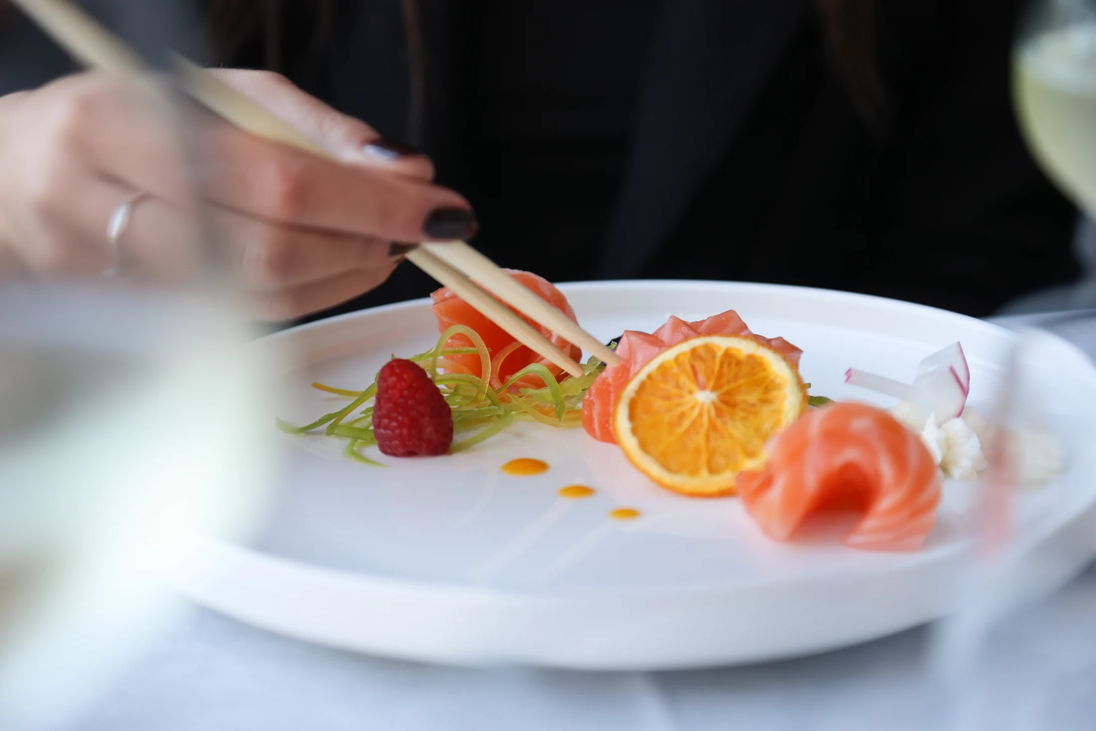 Preparazione di un piatto di pesce e agrumi