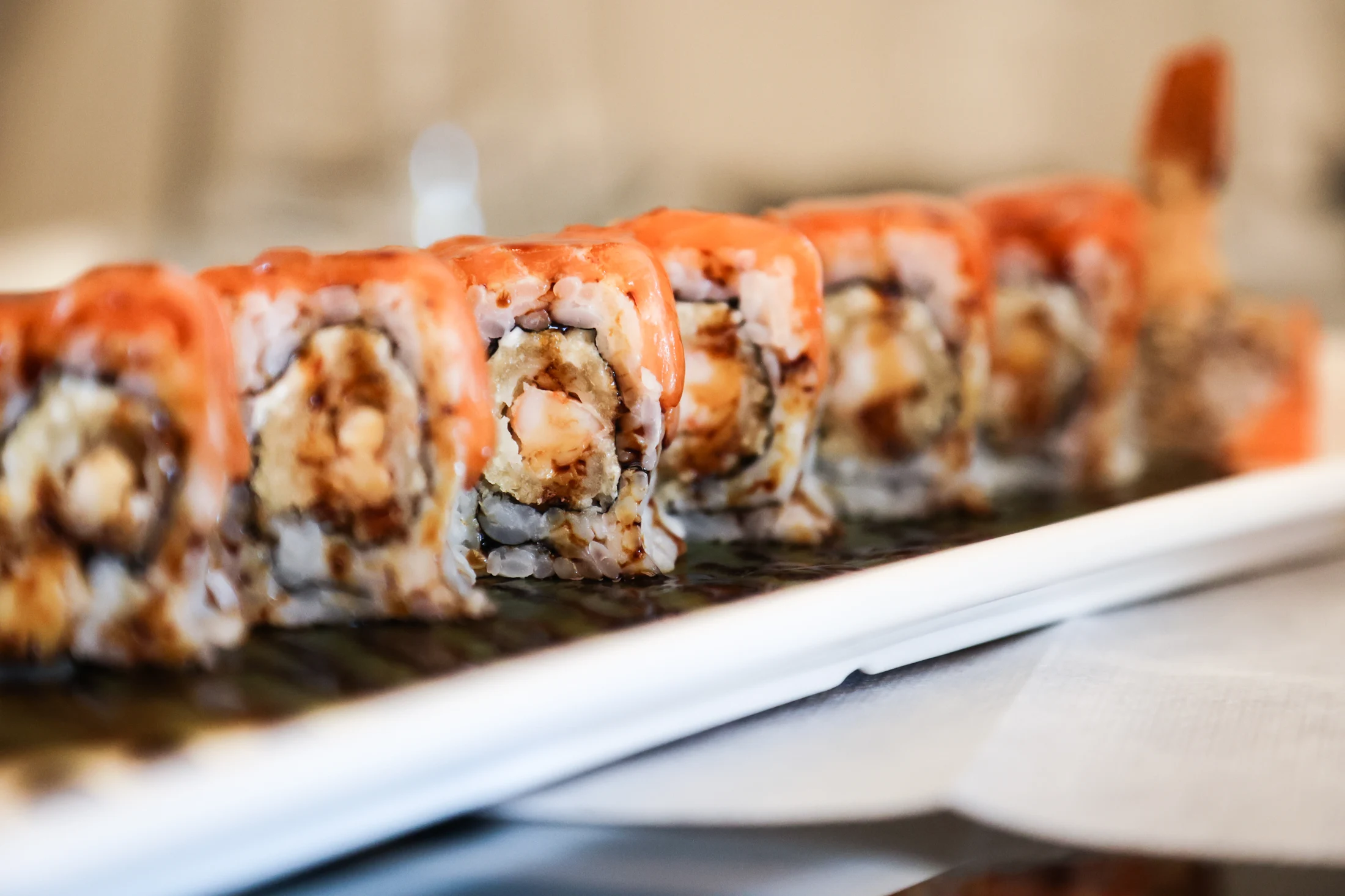 Uramaki di Fu Sushi serviti su un piatto bianco
